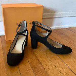 UNISA Black Closed-Toe Strappy Block Heel - Size 10
